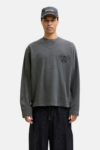 Pull noir à col rond de CORE BY JACK & JONES, avec un logo sur la poitrine et des manches longues.