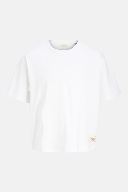 T-shirt blanc à manches courtes de ORIGINALS BY JACK & JONES, avec une petite étiquette de marque en bas.
