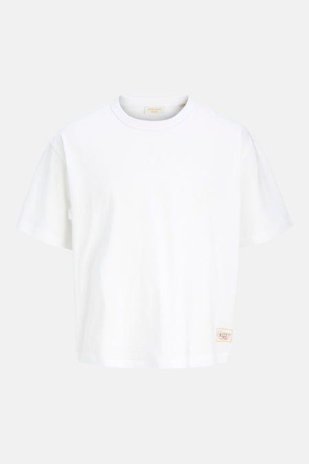 T-shirt blanc à manches courtes de ORIGINALS BY JACK & JONES, avec une petite étiquette de marque en bas.