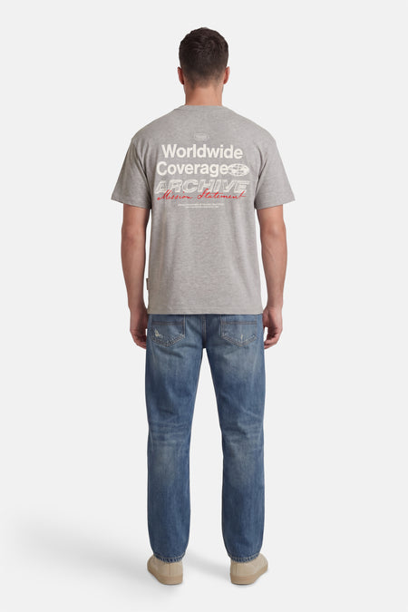 T-shirt gris à manches courtes de CORE BY JACK & JONES, avec un imprimé texte au dos, à combiner avec un jean et des chaussures en daim.