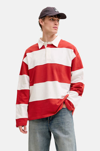 Pull rouge à col rond de ORIGINALS BY JACK & JONES, avec des rayures rouges et blanches et porté avec une veste en jean, un jean décontracté et une casquette.