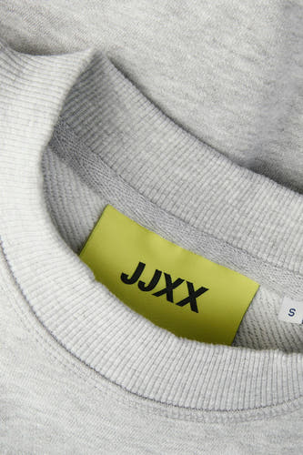 Pull gris de JJXX, avec un col rond et une étiquette dans le cou.