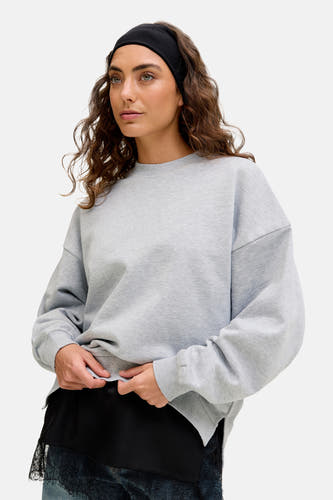 Pull gris de JJXX, avec col rond, manches longues et un bandeau noir.