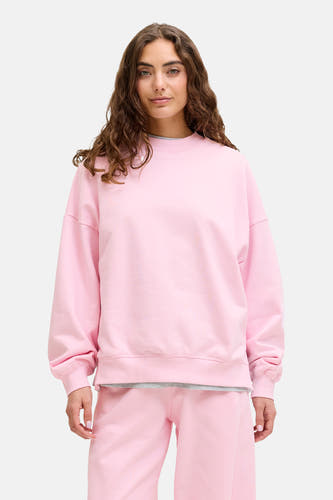 Pull rose à col rond de JJXX, avec manches longues et pantalon rose assorti.