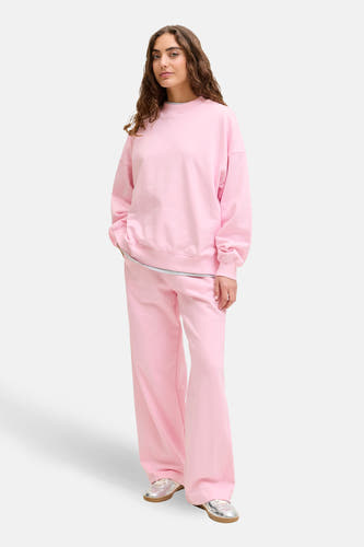 Roze trui met ronde hals van JJXX, met lange mouwen en bijpassende roze broek.