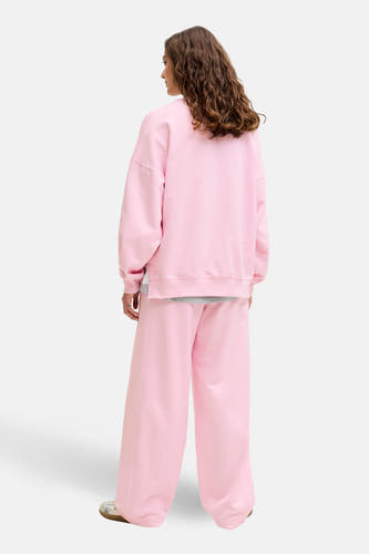 Pull rose de JJXX, vu de dos, à manches longues et col rond, combiné avec un haut gris.