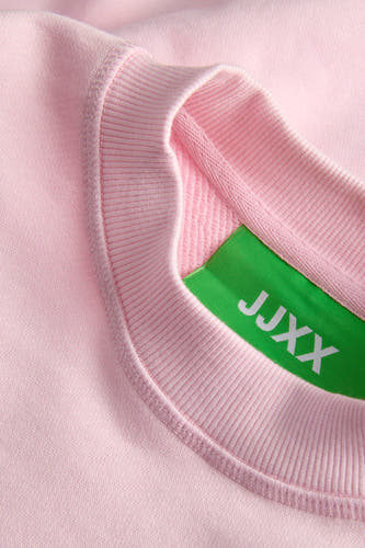 Pull rose de JJXX, avec un col rond et des détails côtelés au col et à l'ourlet.