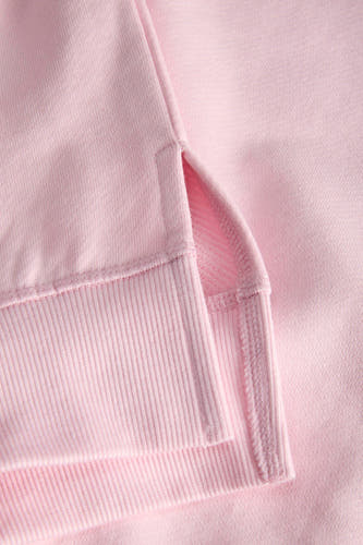 Pull rose de JJXX, avec des détails côtelés et une fente sur le côté.