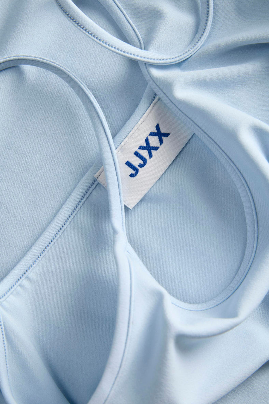 Haut bleu à fines bretelles de JJXX, gros plan avec détail de l'étiquette.