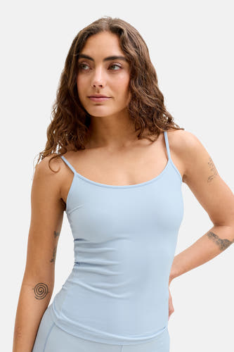 Haut bleu à fines bretelles de JJXX, avec des tatouages de manches et une coupe ajustée.