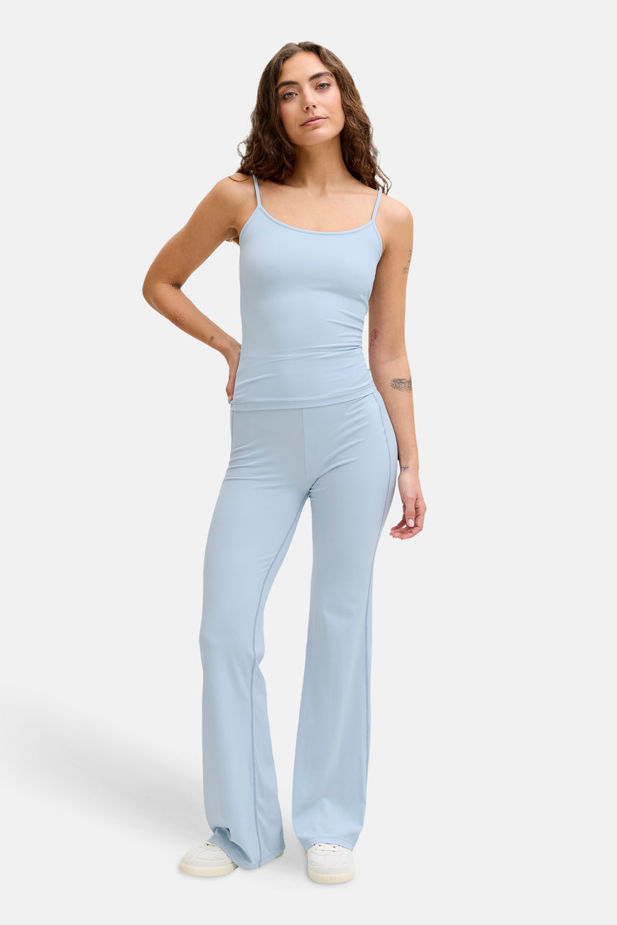 Haut bleu à fines bretelles de JJXX, avec un pantalon assorti à jambes larges.