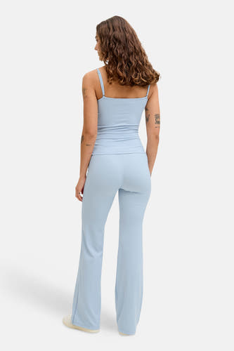 Haut bleu à fines bretelles de JJXX, vu de dos avec un pantalon assorti.