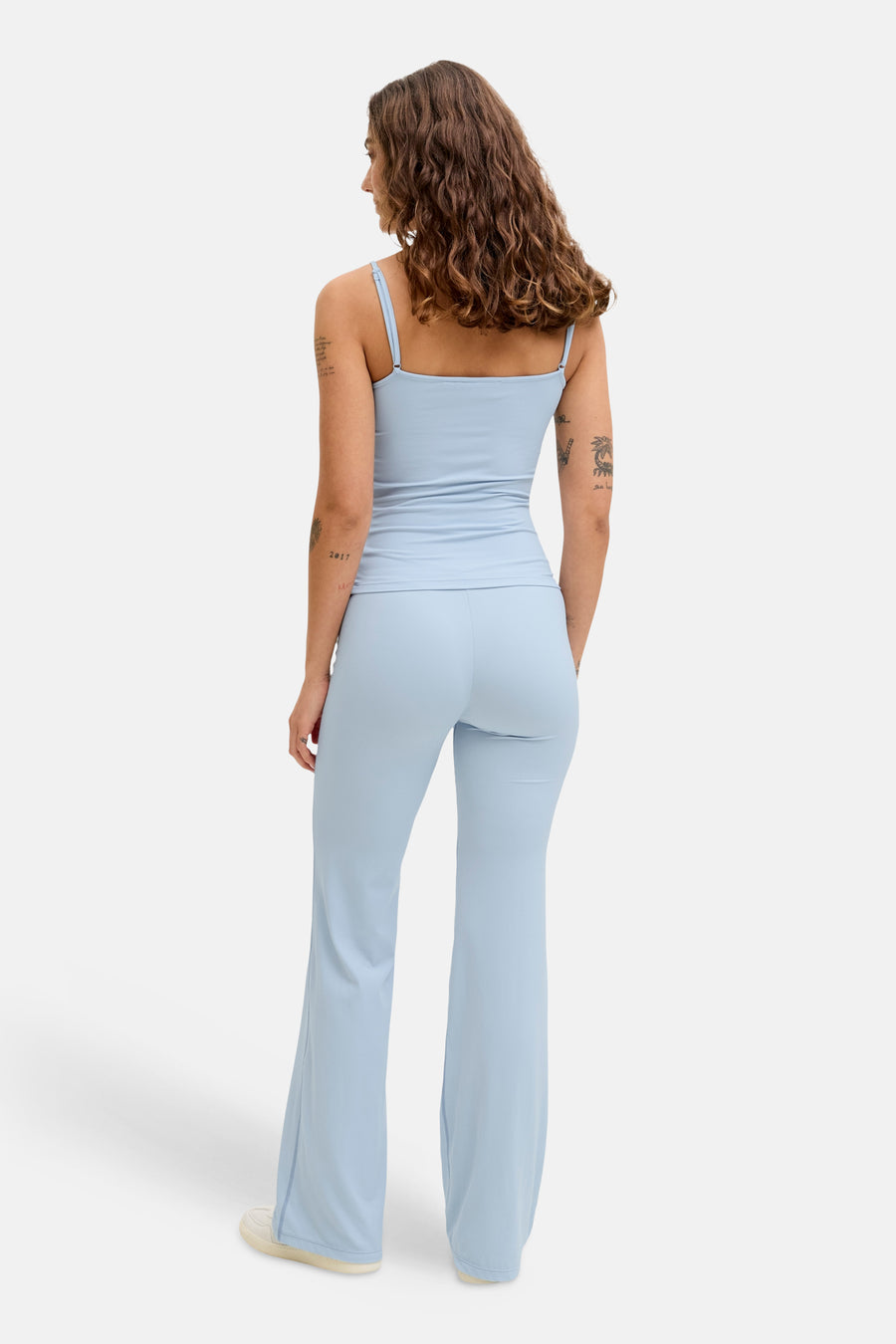 Haut bleu à fines bretelles de JJXX, vu de dos avec un pantalon assorti.