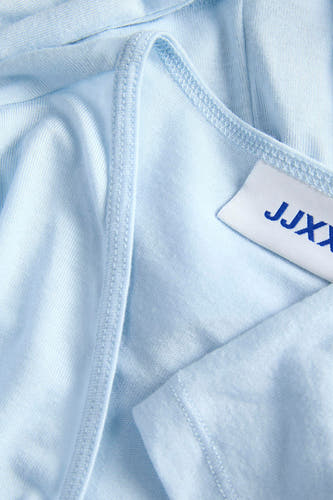 Gilet bleu de JJXX, gros plan mettant l'accent sur le tissu doux et les coutures subtiles.