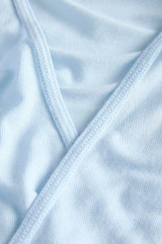 Gilet bleu de JJXX avec une fermeture croisée et une texture tricotée lisse.