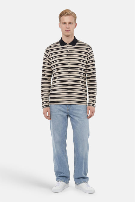 Polo à manches longues, rayée crème et noir, de ORIGINALS BY JACK & JONES avec col noir, portée avec un jean bleu clair et des baskets blanches.