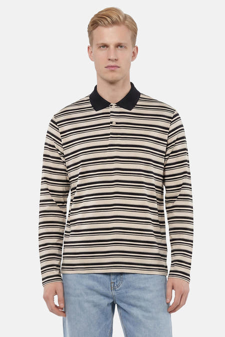 Polo rayée à manches longues en noir et beige de ORIGINALS BY JACK & JONES, avec un col noir, des boutons et portée avec un jean bleu clair.