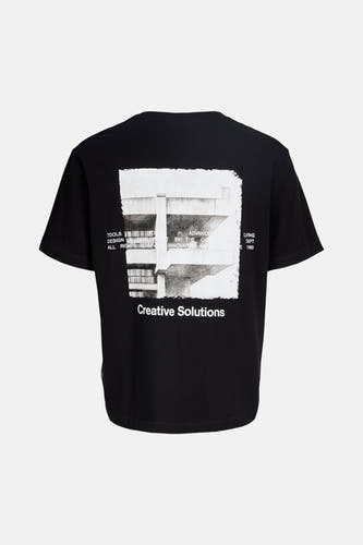 T-shirt noir à manches courtes de CORE BY JACK & JONES, avec un imprimé blanc sur la poitrine.
