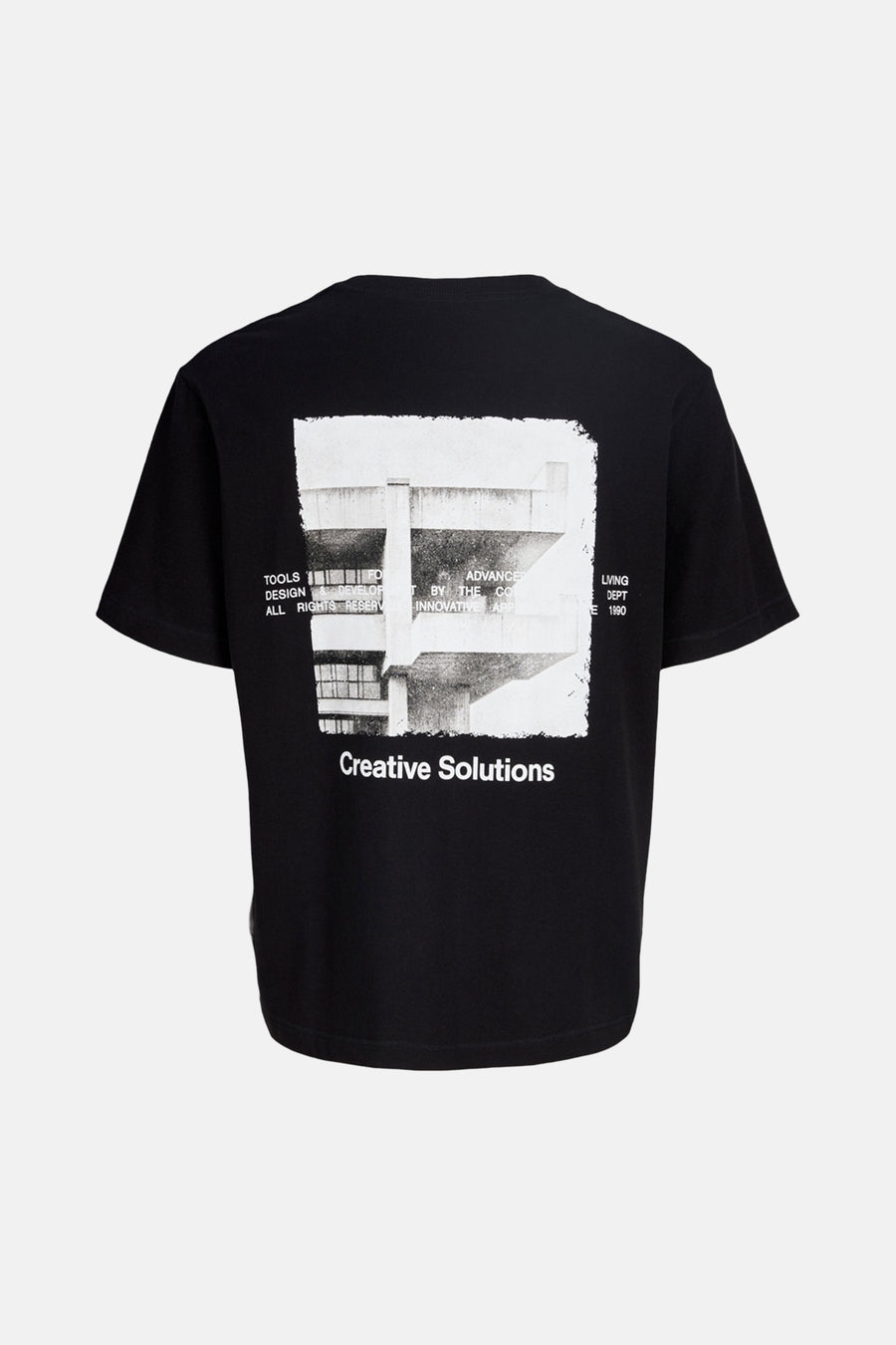 T-shirt noir à manches courtes de CORE BY JACK & JONES, avec un imprimé blanc sur la poitrine.