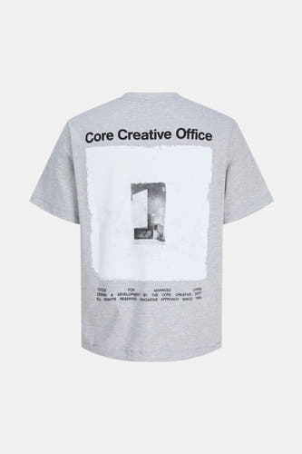 T-shirt gris à manches courtes de CORE BY JACK & JONES, avec petit logo de marque noir sur la poitrine.