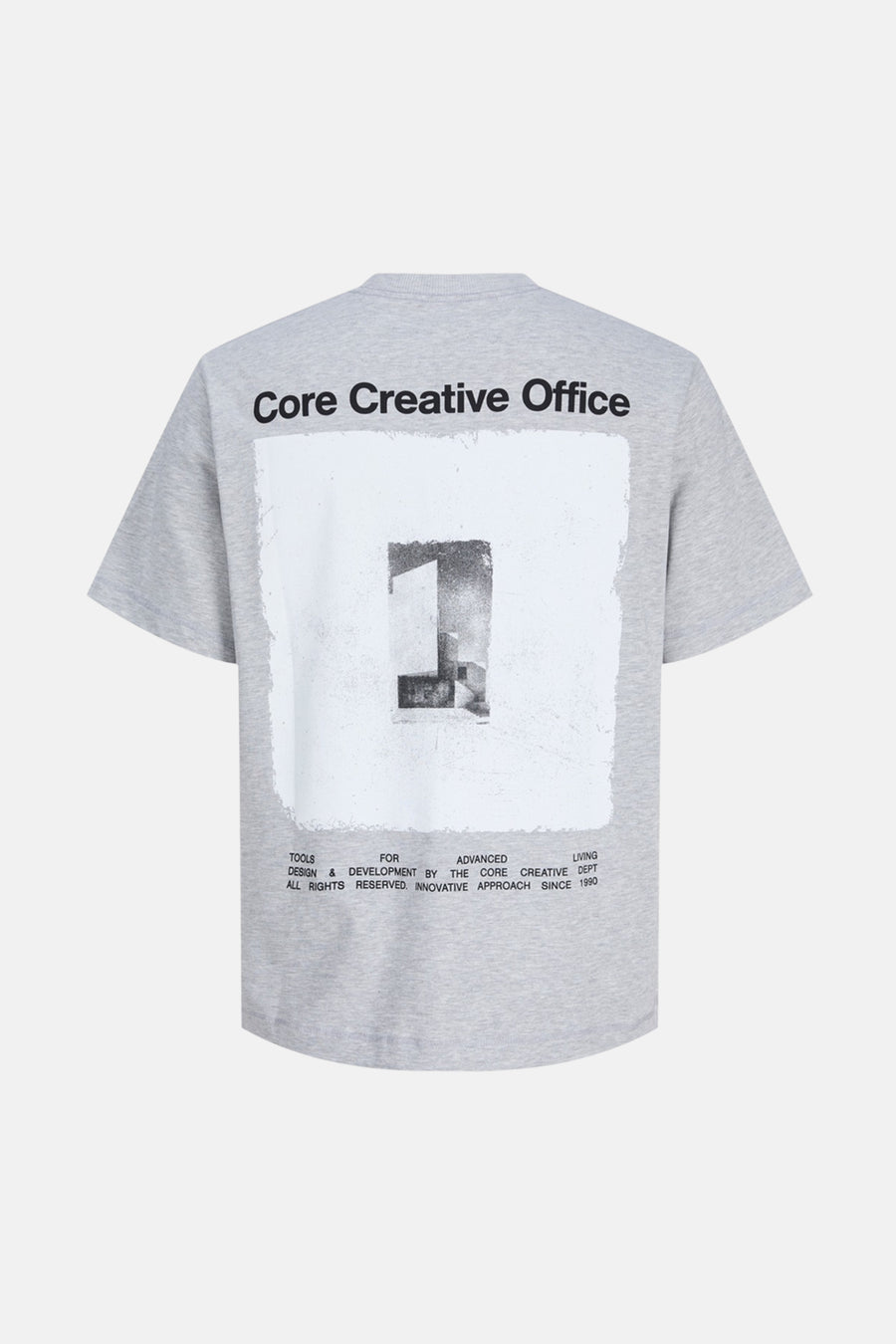 T-shirt gris à manches courtes de CORE BY JACK & JONES, avec petit logo de marque noir sur la poitrine.