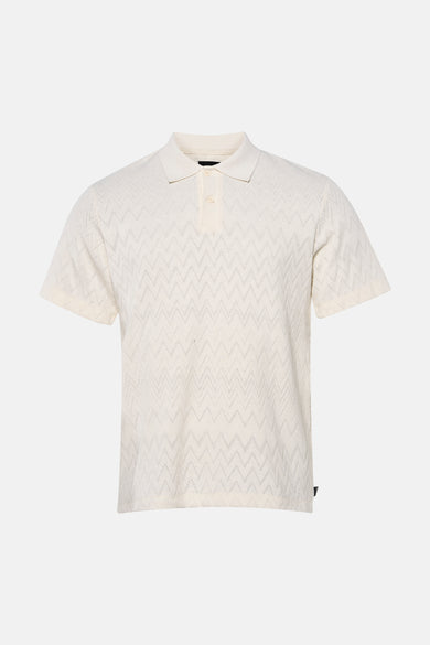 Polo écru de PREMIUM by JACK & JONES, tricotée avec un motif zigzag ajouré et une fermeture à boutons.