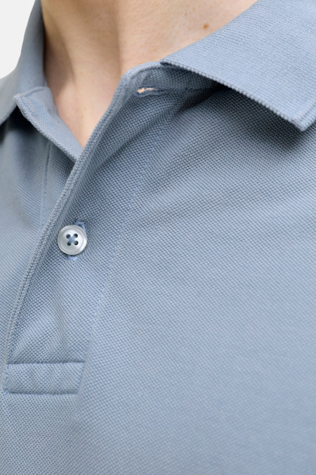 Polo bleue de PREMIUM BLUE by JACK & JONES, à manches courtes et avec une fermeture à boutons.