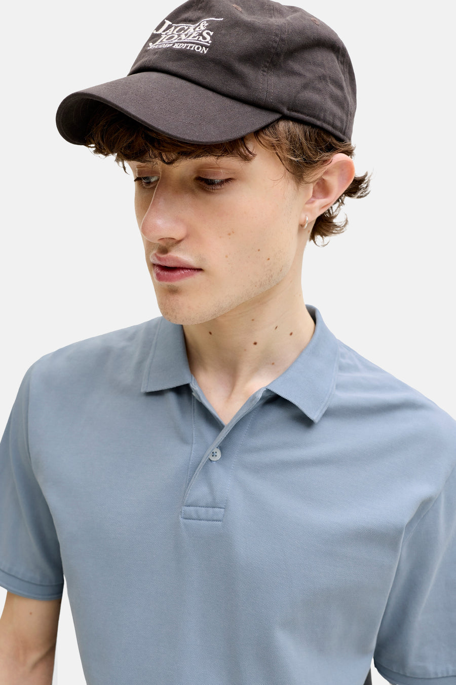 Polo bleu de PREMIUM BLUE by JACK & JONES, à manches courtes et à un seul bouton.