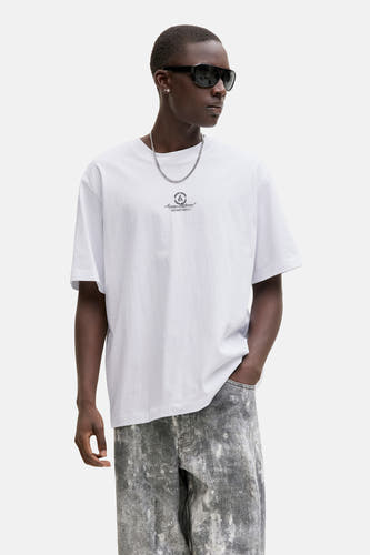 T-shirt blanc à manches courtes de CORE BY JACK & JONES, avec un col rond et un logo sur la poitrine.