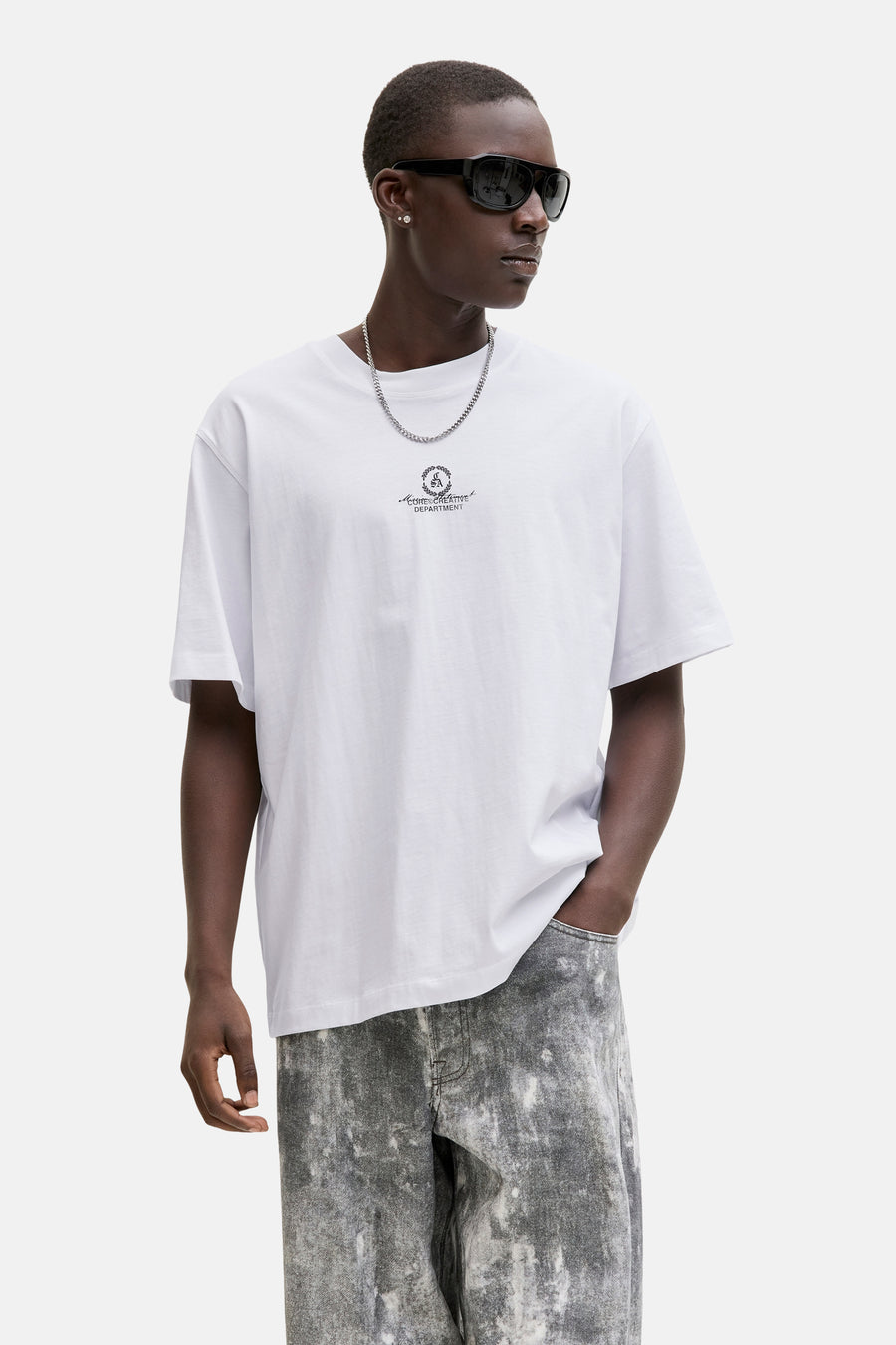 T-shirt blanc à manches courtes de CORE BY JACK & JONES, avec un col rond et un logo sur la poitrine.
