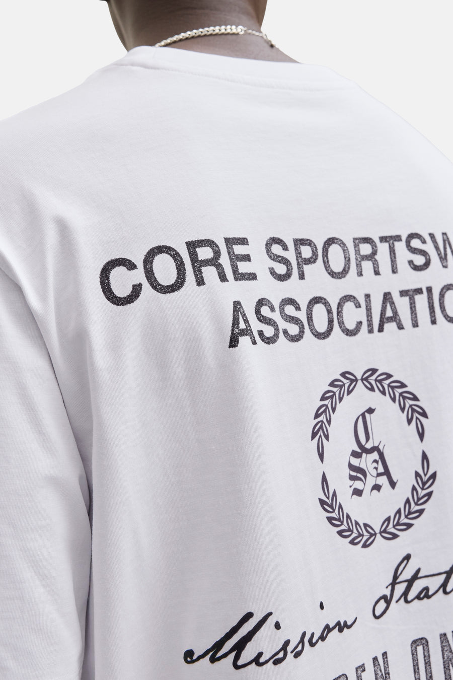 T-shirt blanc CORE BY JACK & JONES, avec texte et logo noirs au dos.