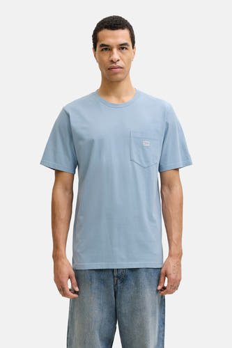 T-shirt bleu à manches courtes de PREMIUM BLUE by JACK & JONES, porté sous une veste marron avec un jean bleu et des chaussures marron.