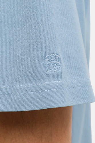 T-shirt bleu à manches courtes de PREMIUM BLUE by JACK & JONES, avec petit logo brodé et coutures soignées.