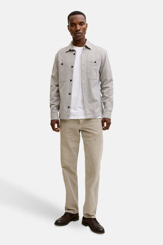 Wit T-shirt met korte mouwen van PREMIUM BLUE by JACK & JONES, gedragen onder een lichtgrijs overhemd met lange mouwen en beige broek.