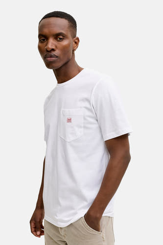 T-shirt blanc à manches courtes de PREMIUM BLUE by JACK & JONES, avec poche poitrine et petite étiquette rouge de la marque.