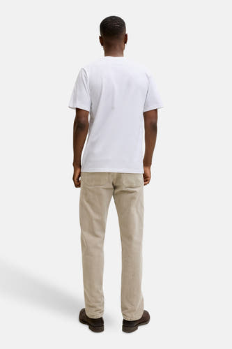 T-shirt blanc à manches courtes de PREMIUM BLUE by JACK & JONES, vu de dos, combiné avec un pantalon beige et des chaussures marron foncé.