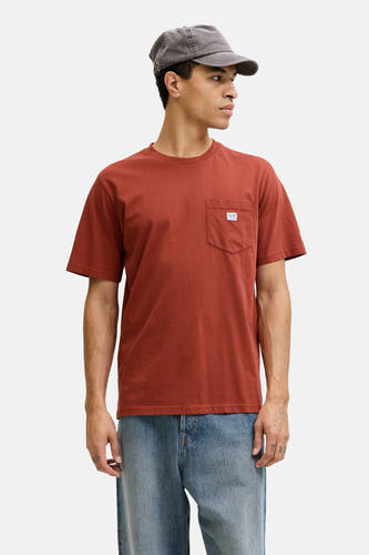 T-shirt à manches courtes rouge de PREMIUM BLUE by JACK & JONES, avec poche poitrine et casquette grise.