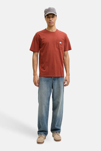 T-shirt à manches courtes rouge de PREMIUM BLUE by JACK & JONES, avec poche poitrine, porté avec un jean ample et des mocassins.