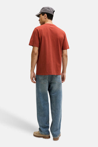 T-shirt à manches courtes rouge de PREMIUM BLUE by JACK & JONES, vu de dos, associé à une casquette et un jean ample.