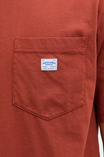 T-shirt à manches courtes rouge de PREMIUM BLUE by JACK & JONES, avec poche poitrine avec étiquette de marque.