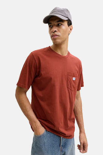 T-shirt à manches courtes rouge de PREMIUM BLUE by JACK & JONES, avec poche poitrine et un homme portant une casquette.
