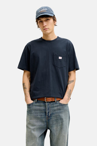 T-shirt bleu à manches courtes de PREMIUM BLUE by JACK & JONES, avec poche poitrine, à combiner avec un jean et une casquette.