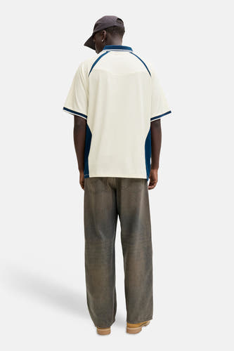 Polo blanche à manches courtes de CORE BY JACK & JONES, avec des détails bleus au col et aux manches, vue de dos.