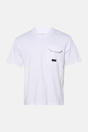 T-shirt blanc à manches courtes de CORE BY JACK & JONES, avec poche poitrine et une petite étiquette logo.