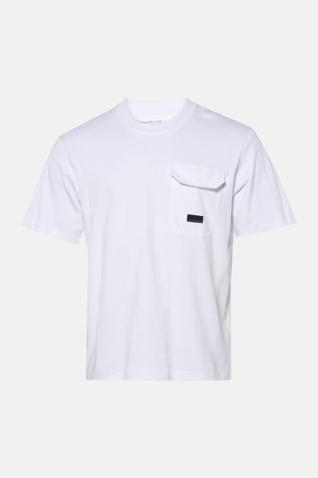 T-shirt blanc à manches courtes de CORE BY JACK & JONES, avec poche poitrine et une petite étiquette logo.