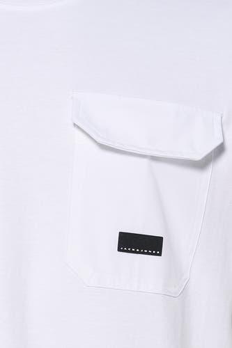 T-shirt blanc à manches courtes de CORE by JACK & JONES, avec une poche plaquée et une étiquette de marque.