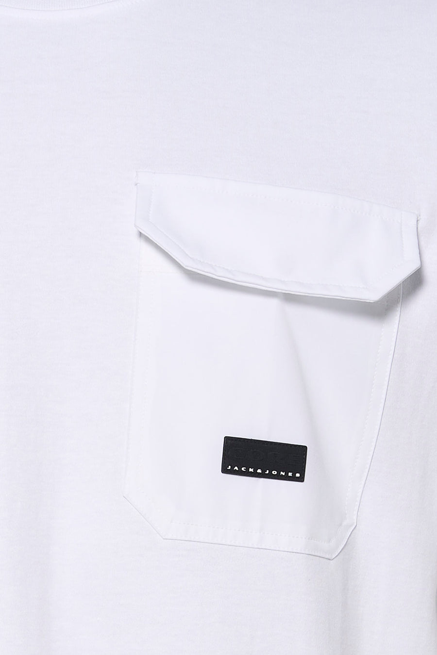 T-shirt blanc à manches courtes de CORE by JACK & JONES, avec une poche plaquée et une étiquette de marque.