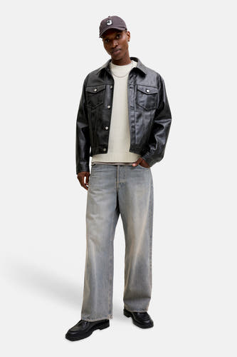 Ecrukleurige trui met ronde hals van ORIGINALS BY JACK & JONES, met een leerlook jas, wijde jeans en zwarte schoenen.