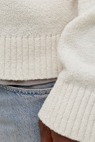 Pull écru à col rond de ORIGINALS BY JACK & JONES, avec une texture tricotée et un détail en jean visible.