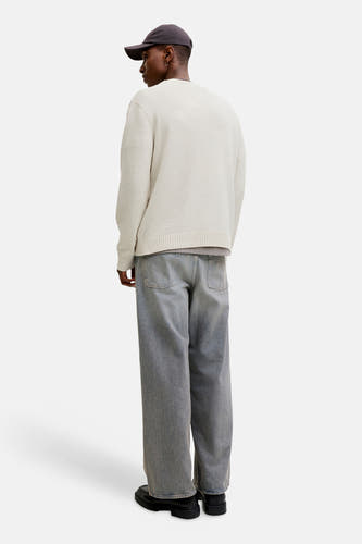 Pull écru à col rond de ORIGINALS BY JACK & JONES, vu de dos, porté avec un jean ample et des chaussures noires.